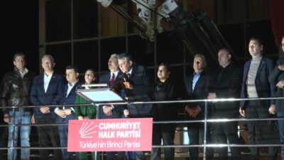 Bursa’da düzenlenen mitingde binlerce kişi, gözaltındaki Büyükşehir Belediye Başkanı Mustafa