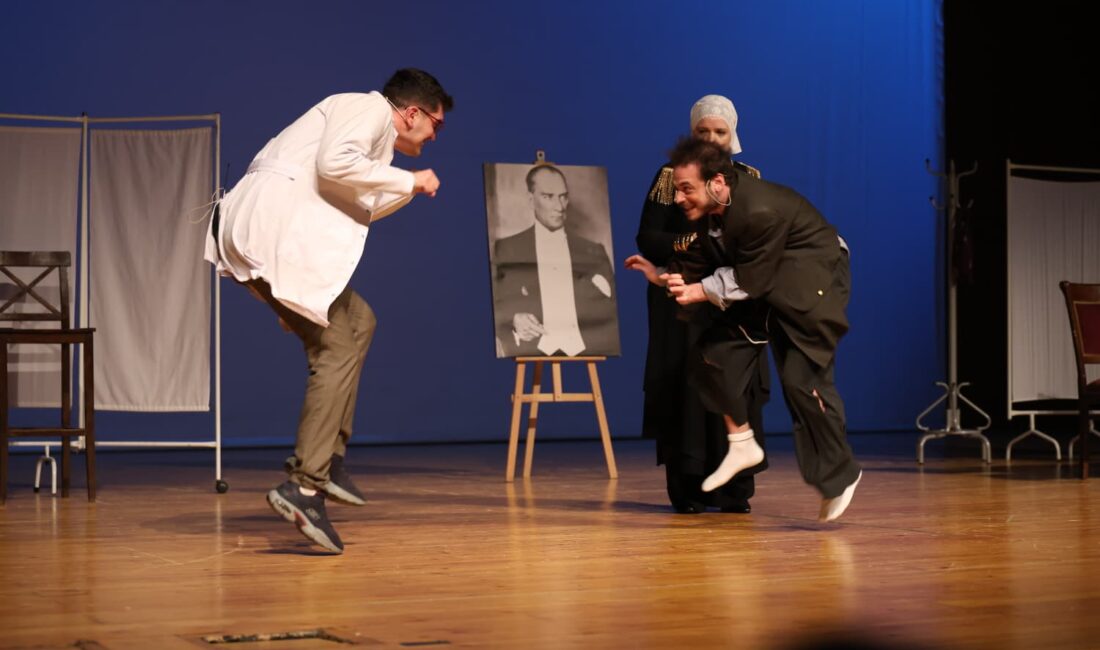 Osmangazi’de sahnelenen “Taksiratli Şekibe” oyunu, izleyicilerden büyük ilgi gördü.