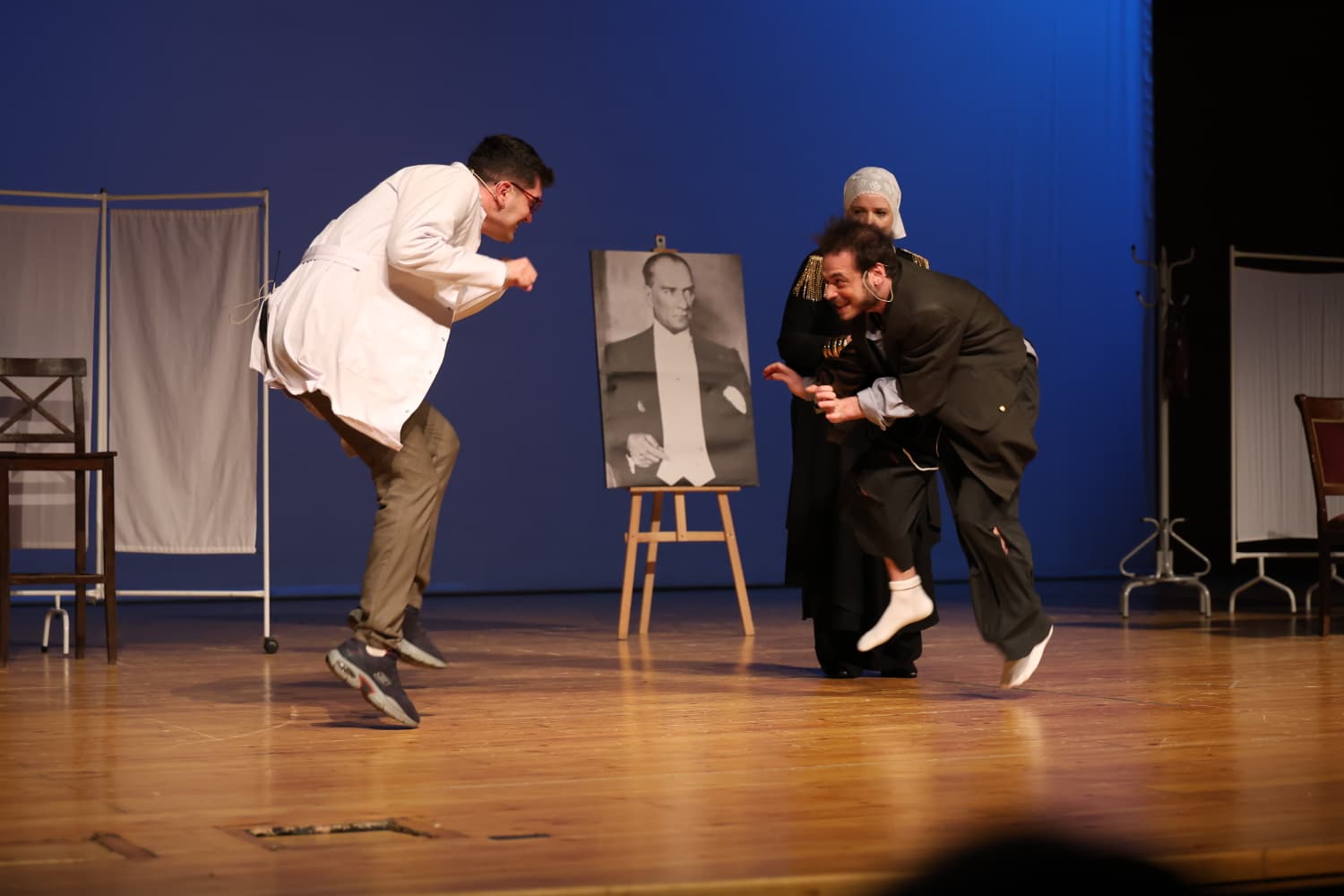 Osmangazi’de sahnelenen “Taksiratli Şekibe” oyunu, izleyicilerden büyük ilgi gördü.