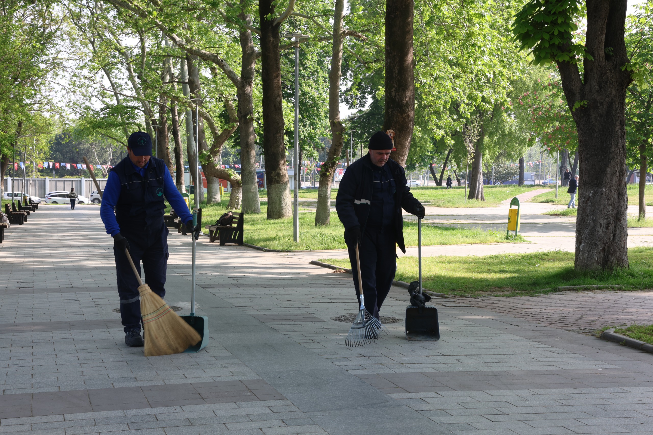 Osmangazi Belediyesi ekipleri, park ve yeşil alanlarda her gün düzenli