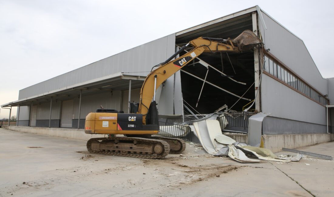Nilüfer’de tarım arazisine yapılan 4 bin metrekarelik kaçak depo ekipler