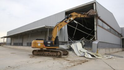 Nilüfer’de tarım arazisine yapılan 4 bin metrekarelik kaçak depo ekipler