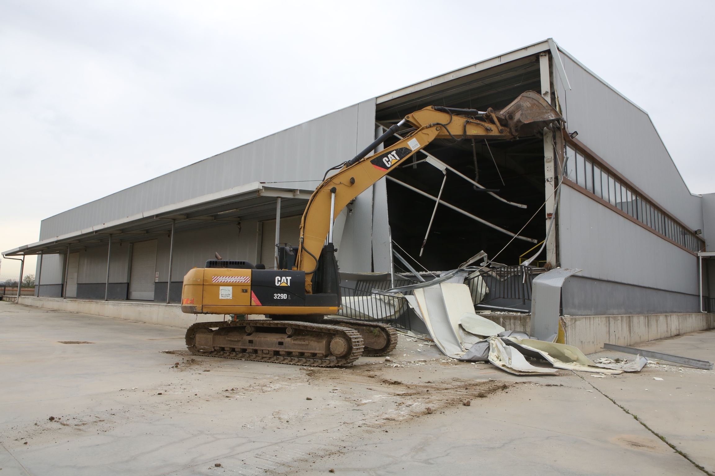 Nilüfer’de tarım arazisine yapılan 4 bin metrekarelik kaçak depo ekipler