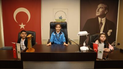 Osmangazi Belediyesi’nde düzenlenen etkinlikte çocuklar meclis deneyimi yaşadı.