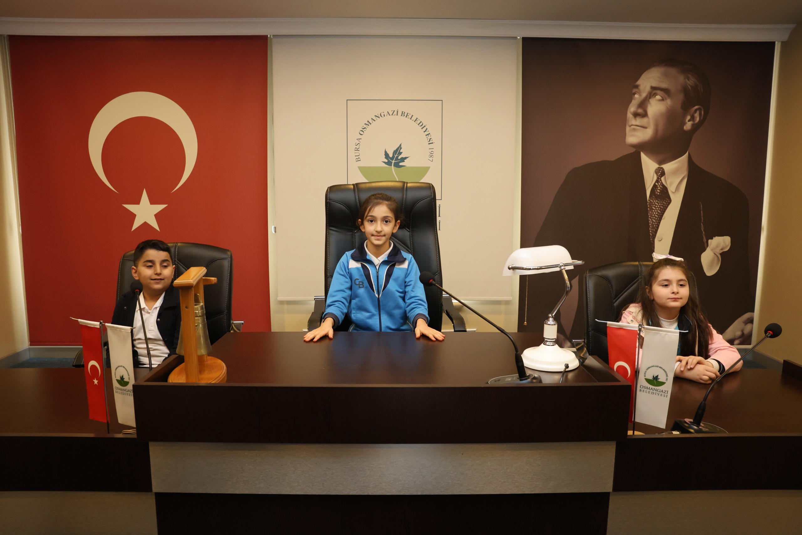 Osmangazi Belediyesi’nde düzenlenen etkinlikte çocuklar meclis deneyimi yaşadı.