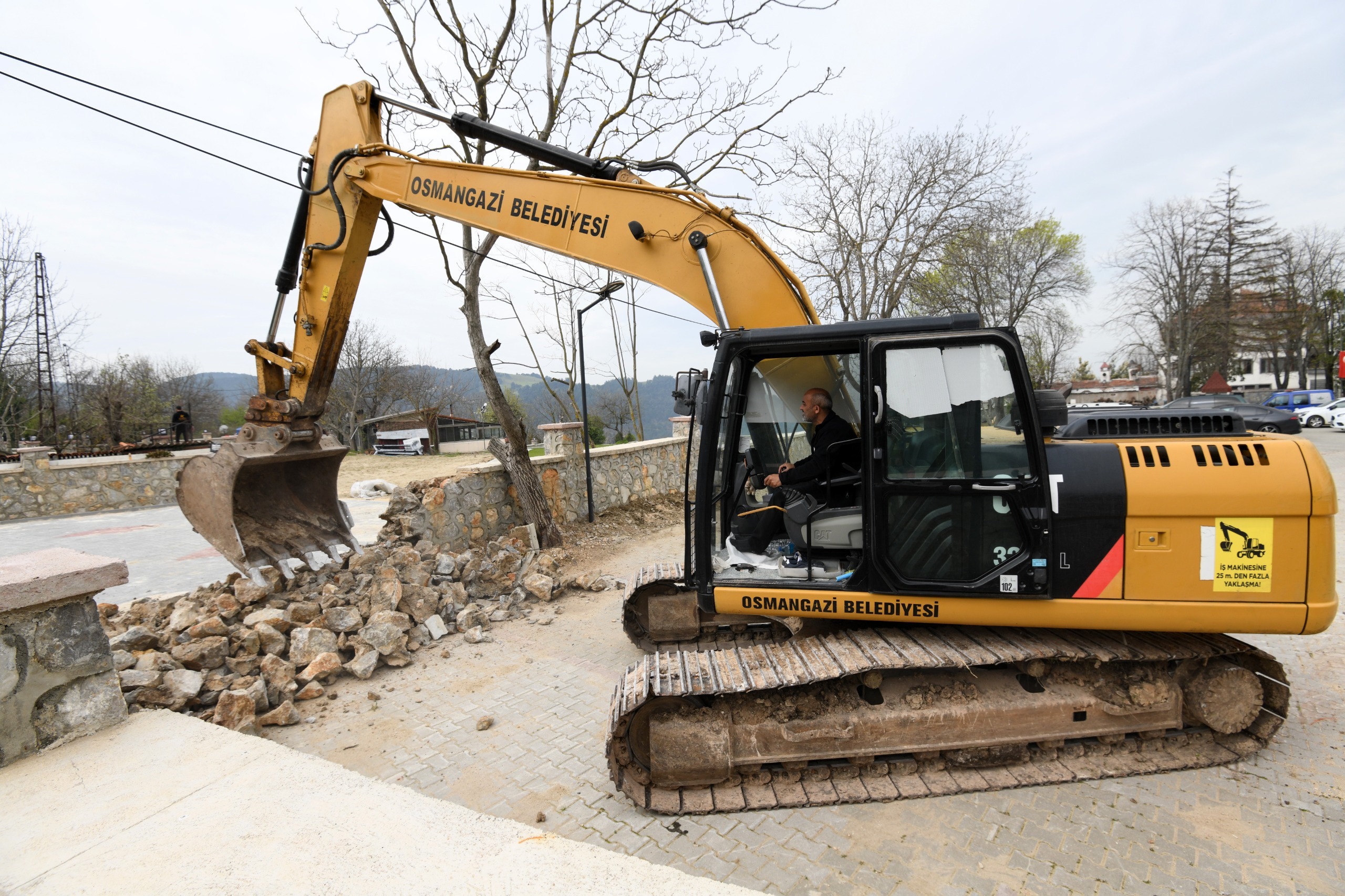 Osmangazi’de sit alanında tespit edilen kaçak yapı ekipler tarafından yıkıldı.