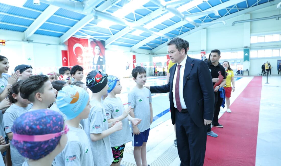 Osmangazi’de düzenlenen yüzme şenliğinde 144 çocuk, 23 Nisan coşkusunu havuzda