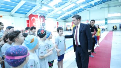 Osmangazi’de düzenlenen yüzme şenliğinde 144 çocuk, 23 Nisan coşkusunu havuzda