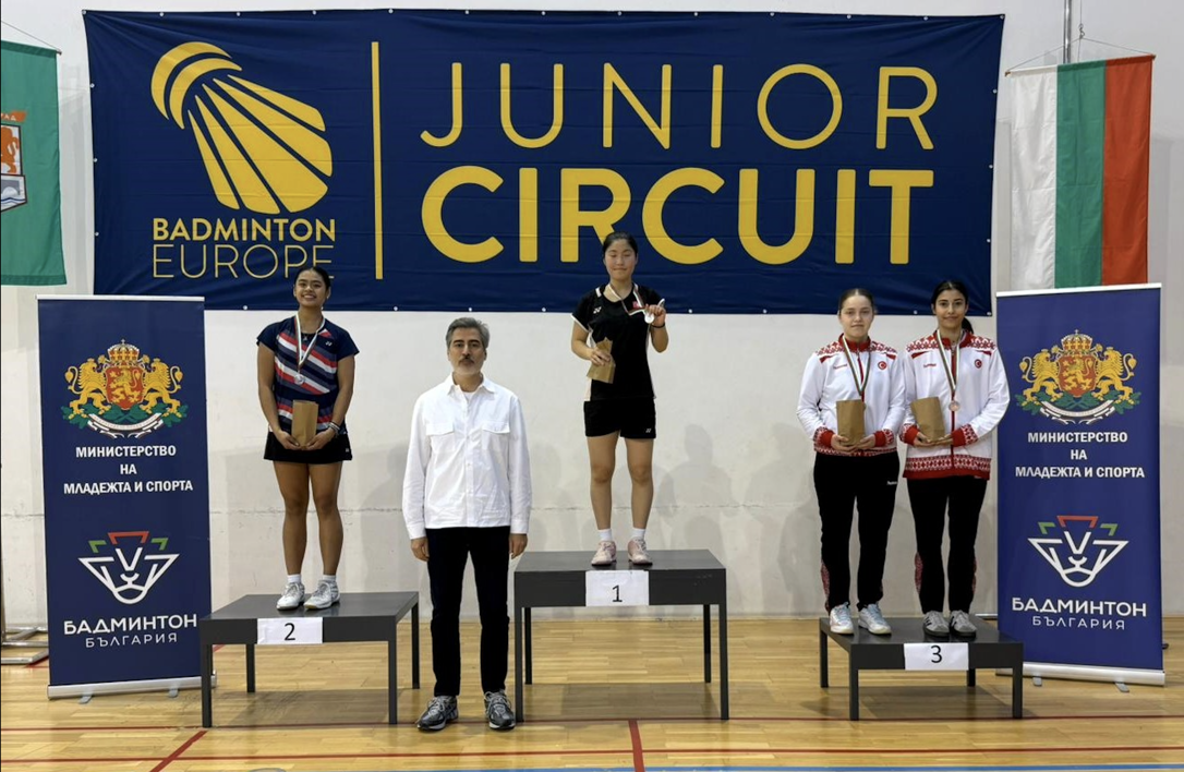 Osmangazi Belediyespor badmintoncuları, Bulgaristan’daki turnuvada gümüş ve bronz madalya kazandı.