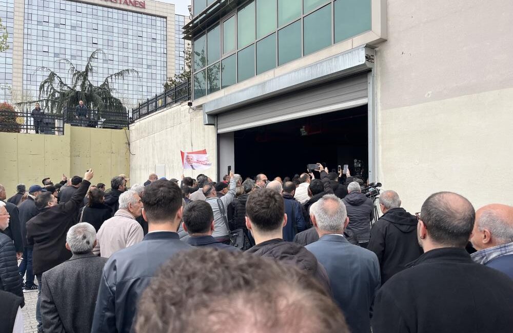 Polis geniş güvenlik tedbiri aldı, meclis üyeleri haricindeki CHP'liler belediye