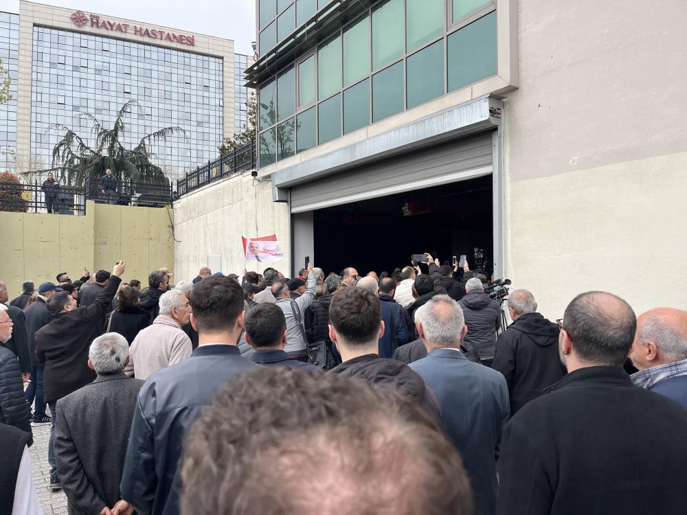 Polis geniş güvenlik tedbiri aldı, meclis üyeleri haricindeki CHP'liler belediye