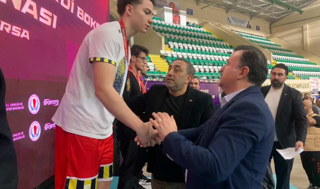 Bursa’da düzenlenen Vahdettin İşsever Gençler Türkiye Ferdi Boks Şampiyonası’nda Bursalı