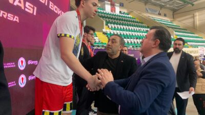 Bursa’da düzenlenen Vahdettin İşsever Gençler Türkiye Ferdi Boks Şampiyonası’nda Bursalı