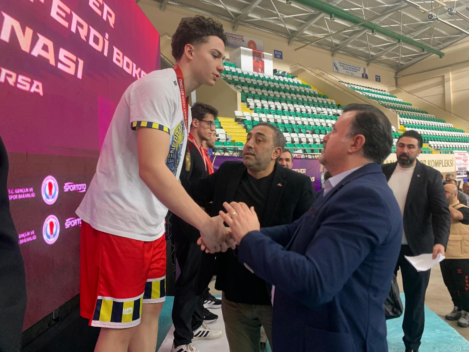 Bursa’da düzenlenen Vahdettin İşsever Gençler Türkiye Ferdi Boks Şampiyonası’nda Bursalı