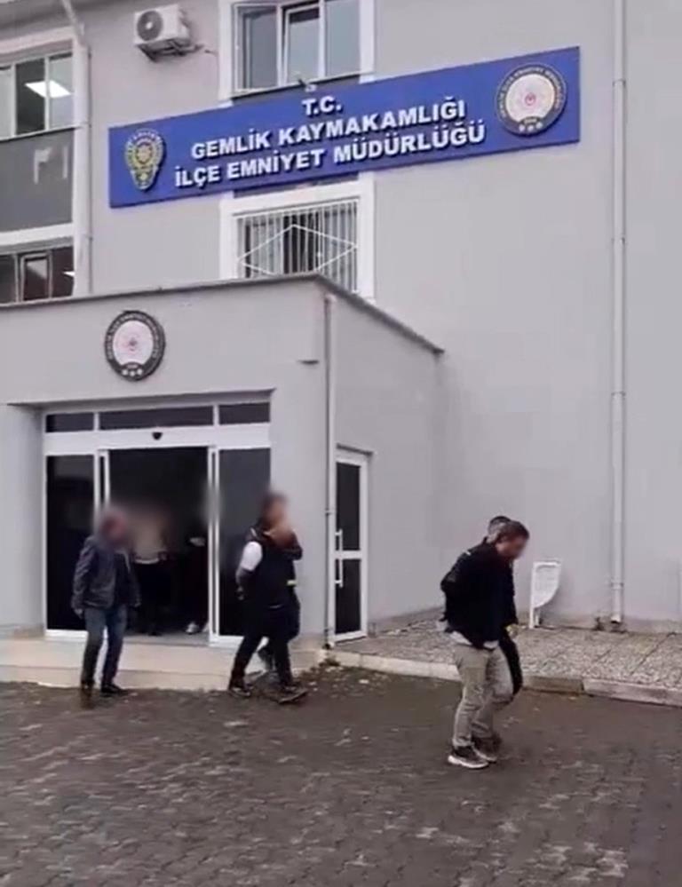 Bursa’nın Gemlik ilçesinde evden ve açıktan hırsızlık olaylarına karıştıkları tespit