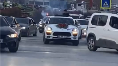 Bursa’da düğün konvoyunda tehlikeli anlar yaşandı. Trafik kurallarını hiçe sayan
