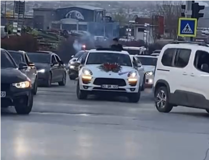 Bursa’da düğün konvoyunda tehlikeli anlar yaşandı. Trafik kurallarını hiçe sayan