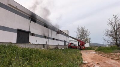 Bursa'nın İnegöl ilçesinde bir mobilya fabrikasında yangın çıktı. Alevler, itfaiye