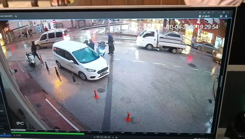 Bursa’nın İnegöl ilçesinde meydana gelen olayda, motosikletinden inerek diğer sürücüye