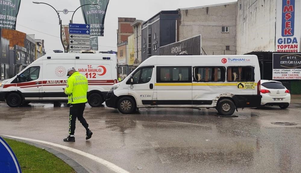 Bursa'nın İnegöl ilçesinde meydana gelen kazada kamyon ile servis minibüsü