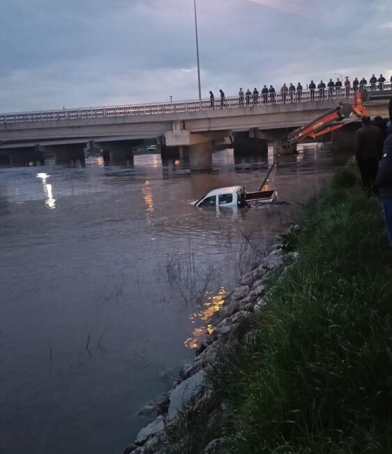 Bursa’da debisi yükselen derede aracıyla sürüklenen sürücü hayatını kaybetti