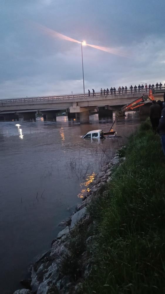 Bursa’da debisi yükselen derede aracıyla sürüklenen sürücü hayatını kaybetti