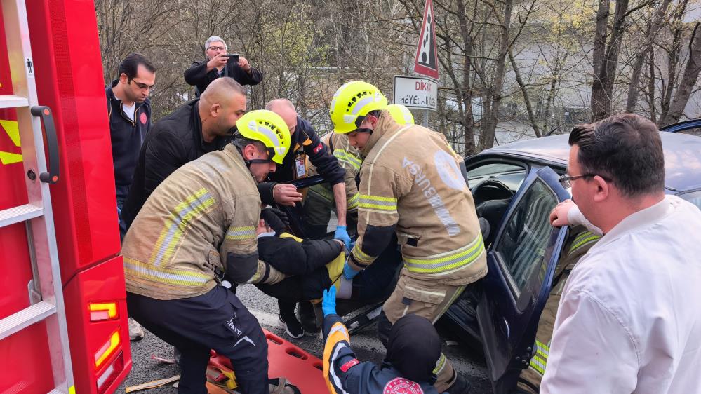 İnegöl’de kontrolden çıkan otomobil bariyerlere çarptı, 2 kişi yaralandı.
