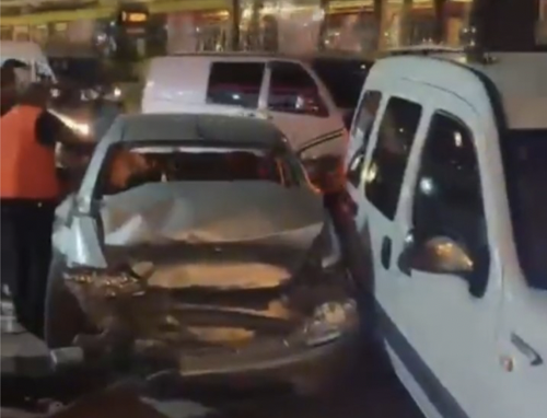 Bursa’da Ankara Yolu üzerinde 3 aracın karıştığı zincirleme kazada araçlar