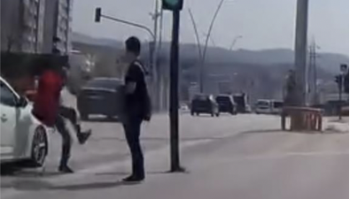 Nilüfer’de kırmızı ışıkta yola atlayan bir genç, son anda otomobilin