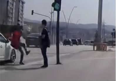 Nilüfer’de kırmızı ışıkta yola atlayan bir genç, son anda otomobilin