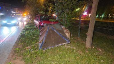 Bursa'da kontrolden çıkan kamyonet refüjdeki duvara çarptı, sürücü hafif yaralandı.