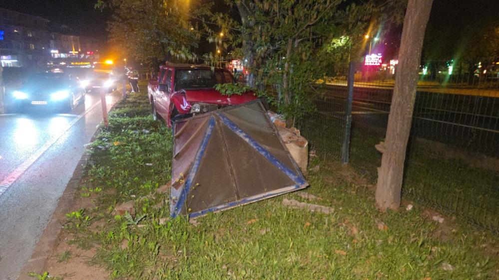 Bursa'da kontrolden çıkan kamyonet refüjdeki duvara çarptı, sürücü hafif yaralandı.
