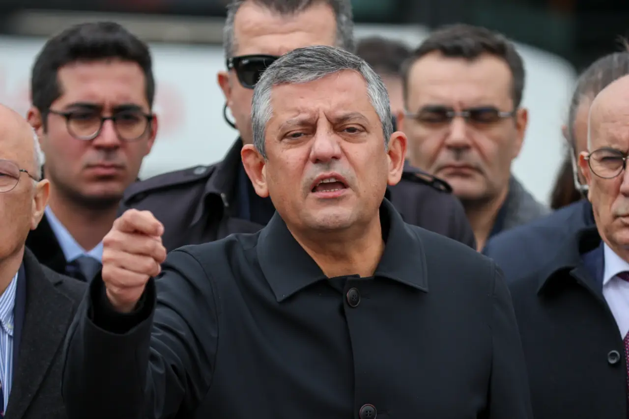 Cumhuriyet Halk Parti Genel Başkanı Özgür Özel, tutuklu bulunan Mustafa Bozbey'i