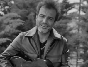 Popstar yarışmasıyla tanınan ve sokak performanslarıyla yeniden gündeme gelen Rıza