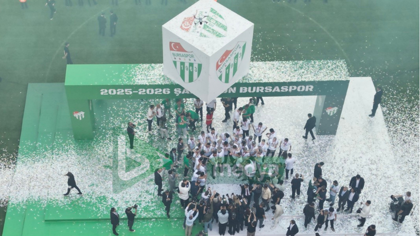 Bursaspor’un şampiyonluk kupası, Atatürk Matlı Stadyumu’nda binlerce taraftarın önünde kaldırıldı.