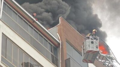 Mahsur kalan ve dumandan etkilenen 2 çatı işçisi itfaiye ve