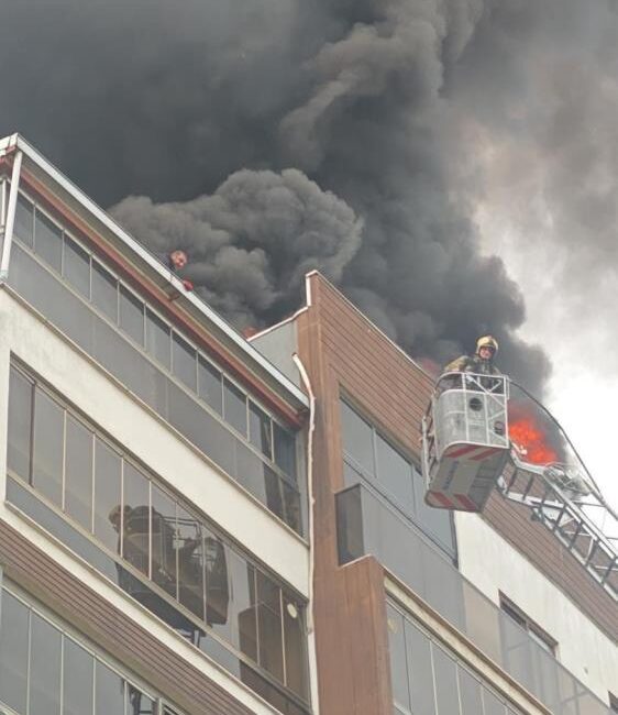Mahsur kalan ve dumandan etkilenen 2 çatı işçisi itfaiye ve