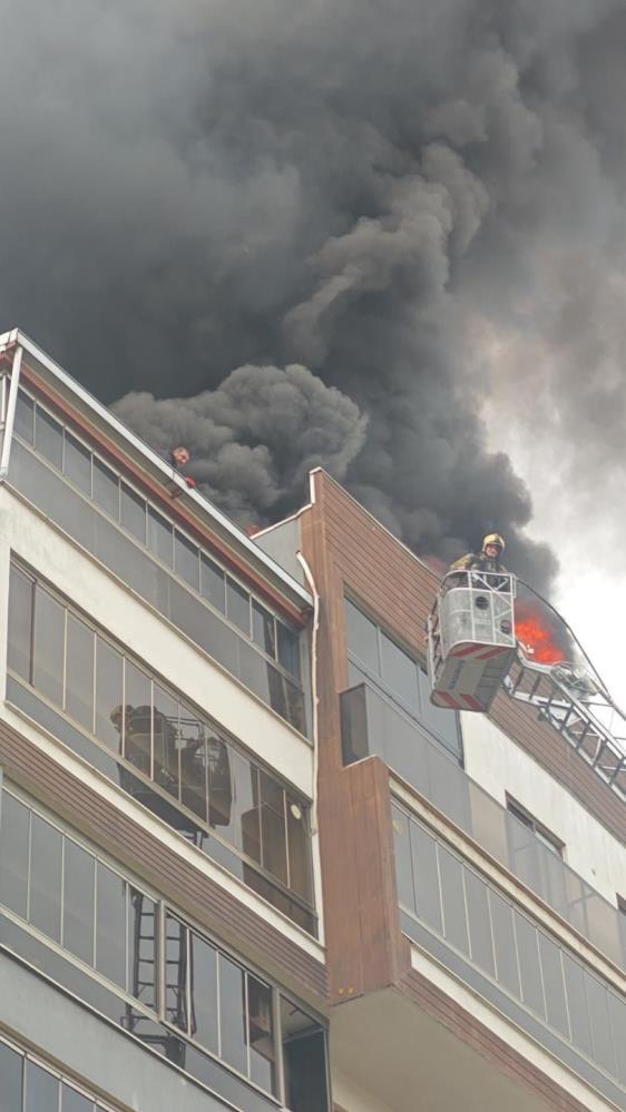 Mahsur kalan ve dumandan etkilenen 2 çatı işçisi itfaiye ve