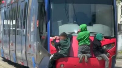 Bursa'da tramvayın arkasına tutunarak ilerleyen 3 çocuk, tehlikeli yolculuklarıyla yürekleri