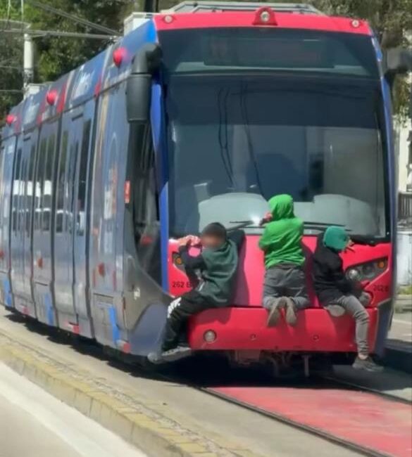 Bursa'da tramvayın arkasına tutunarak ilerleyen 3 çocuk, tehlikeli yolculuklarıyla yürekleri