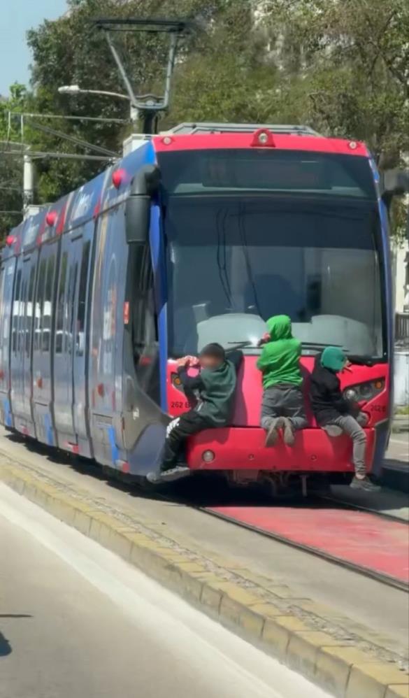 Bursa'da tramvayın arkasına tutunarak ilerleyen 3 çocuk, tehlikeli yolculuklarıyla yürekleri