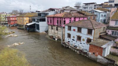 Küçük Venedik" olarak nitelendirilen mahallede duvar diplerine kadar gelen su,