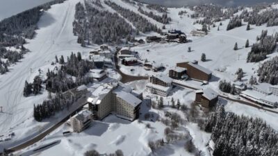 Türkiye'nin kış turizm merkezlerinden başında gelen Uludağ'da 1 Nisan'da kar