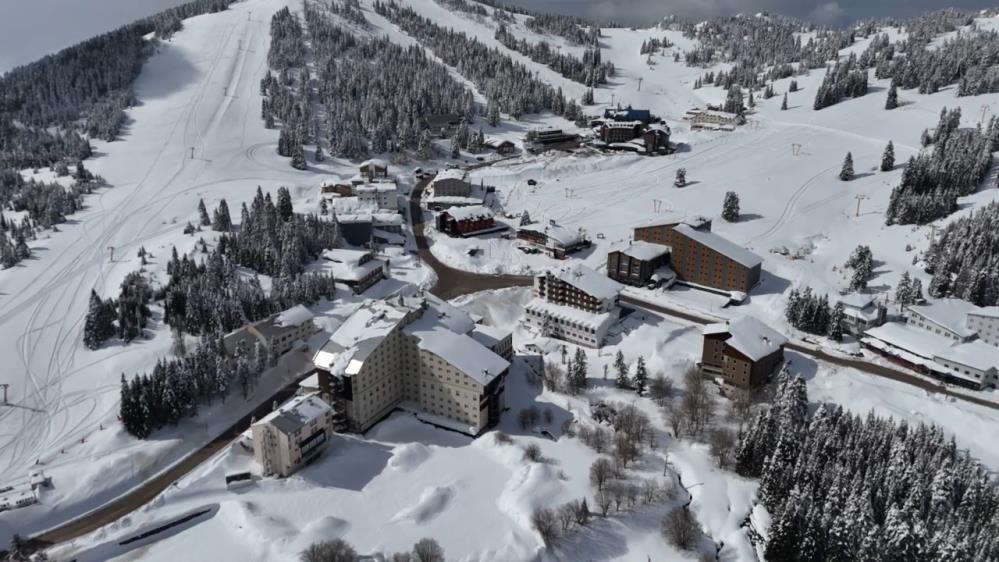 Türkiye'nin kış turizm merkezlerinden başında gelen Uludağ'da 1 Nisan'da kar