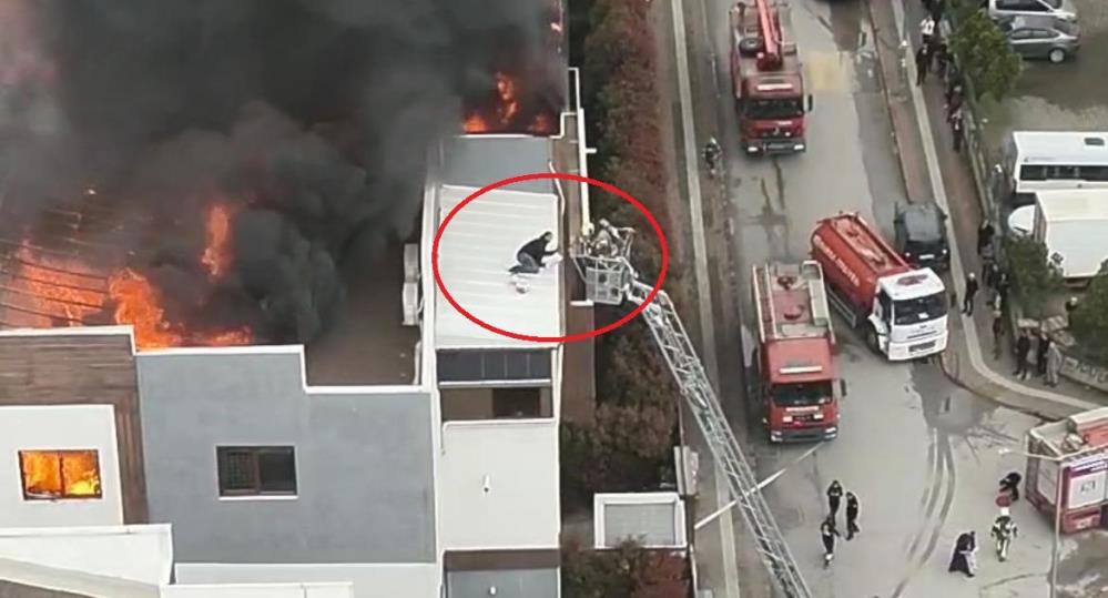 Mahsur kalan ve dumandan etkilenen 2 çatı işçisi itfaiye ve