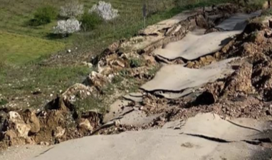 İnegöl’de meydana gelen heyelan sonrası iki mahalleyi bağlayan yol ulaşıma