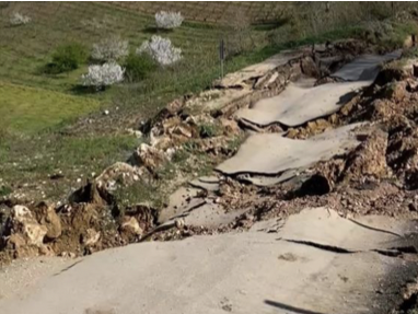 İnegöl’de meydana gelen heyelan sonrası iki mahalleyi bağlayan yol ulaşıma