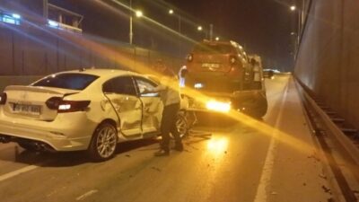 Bursa'da gece yarısı meydana gelen zincirleme kazada 3 araç birbirine