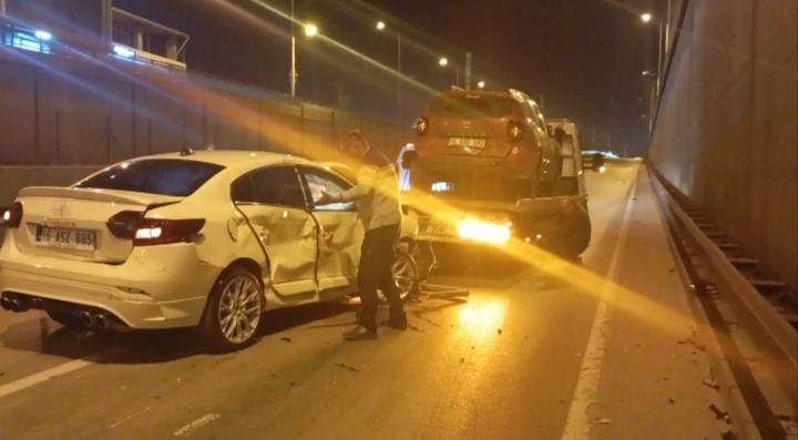 Bursa'da gece yarısı meydana gelen zincirleme kazada 3 araç birbirine