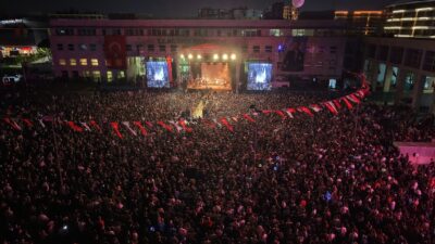 Nilüfer’de 19 Mayıs kutlamalarında binlerce vatandaş FSM Bulvarı’nda yürüdü. Geceye